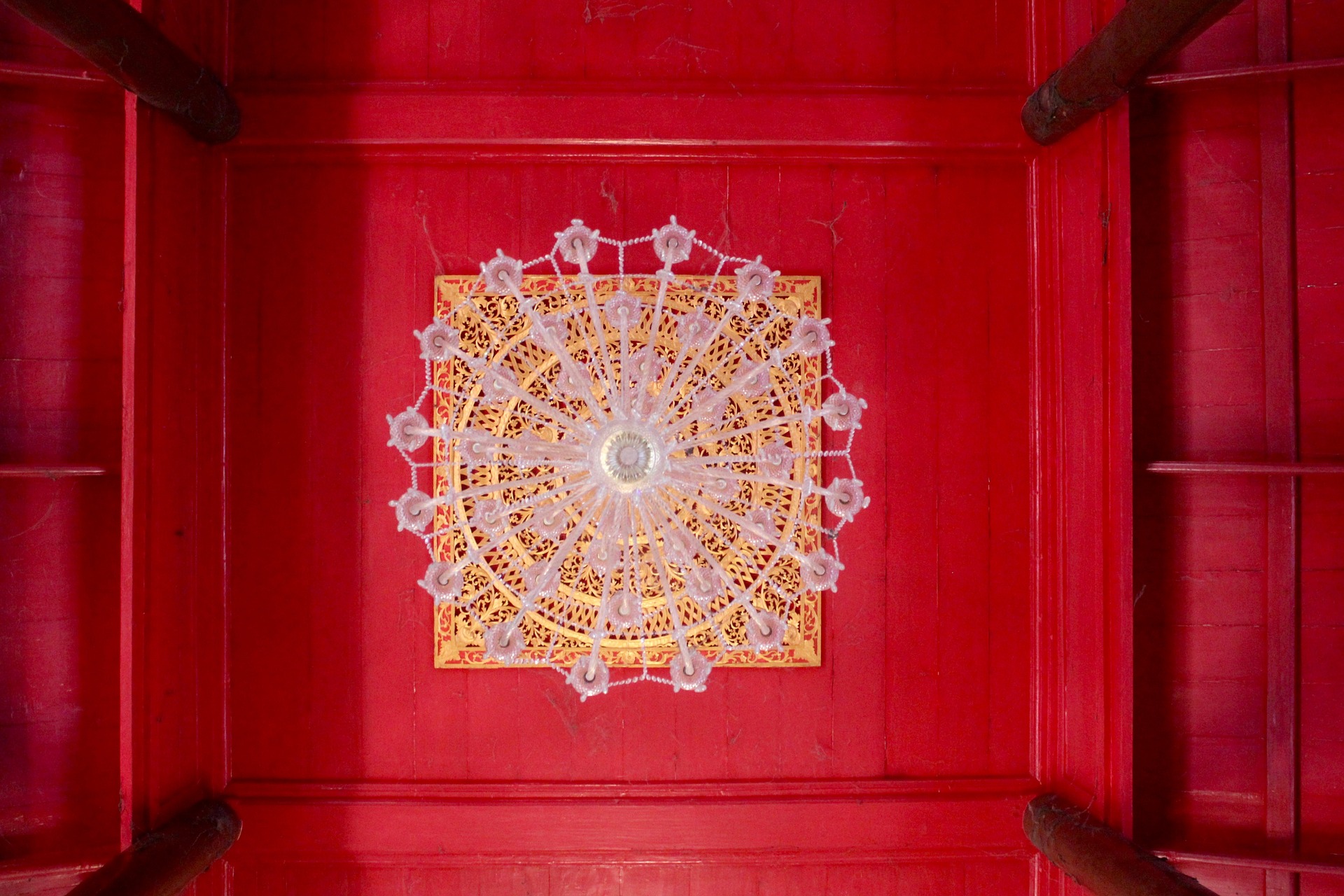 crown-chandelier-1128431_1920